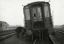 807692 Afbeelding van het ontspoorde rijtuig C 8509 van trein 1107, grotendeels bestaande electrische rijtuigen mat. ...